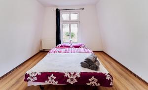 Postel nebo postele na pokoji v ubytování Domki Nad Stawami Apartament