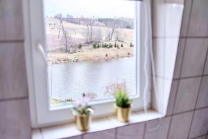 Výhled na řeku, která protéká v blízkosti apartmánu