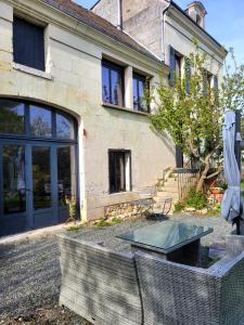 een huis met een glazen tafel ervoor bij Le Clos Montrichard in Montrichard