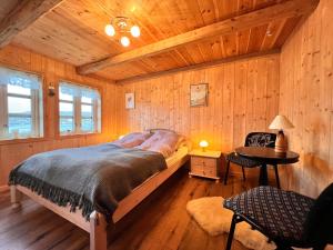 Ένα ή περισσότερα κρεβάτια σε δωμάτιο στο Greystone House / Historic / Traditional / Unique