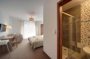 una camera d'albergo con letto e bagno di Apartamenty Sun Seasons 24 - Sosnowe a Szklarska Poręba