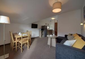 Kuchyňa alebo kuchynka v ubytovaní Beżowy i Nowoczesny Apartament Sun Seasons 24 w Szklarskiej Porębie by Noclegi Renters