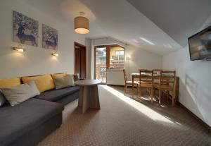Posedenie v ubytovaní Beżowy i Nowoczesny Apartament Sun Seasons 24 w Szklarskiej Porębie by Noclegi Renters + 9 fotografií