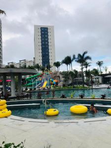 einen Pool mit gelben Schlauchkörpern in einem Resort in der Unterkunft SALINAS PREMIUM RESORT in Salinópolis