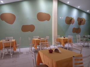 Een restaurant of ander eetgelegenheid bij Cachoeira Apart Hotel
