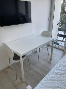 uma mesa branca e duas cadeiras num quarto em Center of Plitvice + Free Parking + Self Check-in em Plitvicka Jezera