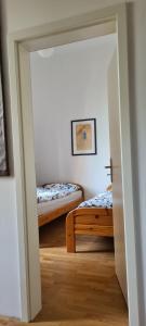 Postel nebo postele na pokoji v ubytování 3Zimmer-Wohnküche-Altbau-90m2-eigener Parkplatz