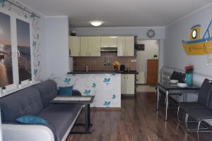 Kuchyň nebo kuchyňský kout v ubytování Apartament Ponitce do Węża - Kołobrzeg