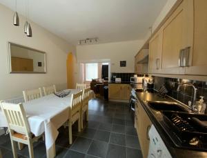 Kuchyň nebo kuchyňský kout v ubytování Deeside Snugs Apartments