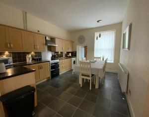 Kuchyň nebo kuchyňský kout v ubytování Deeside Snugs Apartments