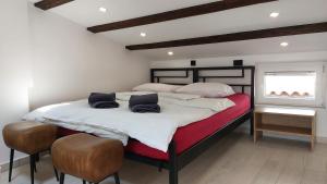 Säng eller sängar i ett rum på Piranum Guesthouse with terrace