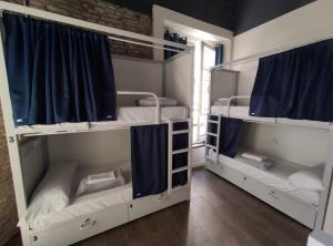 Łóżko lub łóżka w pokoju w obiekcie Black Swan Hostel Sevilla