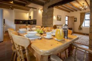 mesa de madera con sillas y comedor en Threp'nybit Cottage, en Carlton