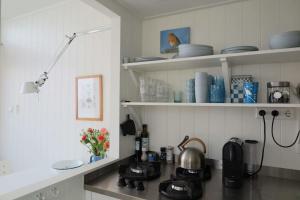 eine Küche mit einer Arbeitsplatte und einem Wasserkocher auf dem Herd in der Unterkunft Slaapstrandhuisje - Strand dishoek 60 Dishoek in Vlissingen