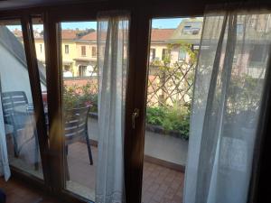 Fotografia z galérie ubytovania The Boheme VINTAGE junior SUITE ---- cozy & quiet & comfortable with private Bathroom & fully equipped kitchenette & cozy balcony - lift to 4th floor - metro' verde -green subway Porta Genova v Miláne