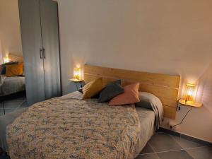 - une chambre avec un lit et 2 lampes dans l'établissement Casa Iris Centro Storico, à Sperlonga