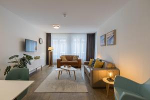 ein Wohnzimmer mit Sofa und Tisch in der Unterkunft Luxury 4 person apartment pet allowed Zoutelande in Zoutelande