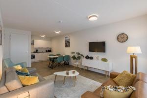 sala de estar con sofá y mesa en Luxury 4 person apartment pet allowed Zoutelande, en Zoutelande