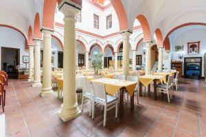 Restaurace v ubytování Hotel Marqués de Torresoto by Vivere Stays