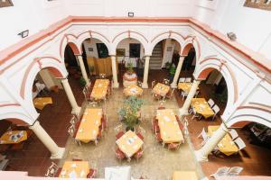 Restaurace v ubytování Hotel Marqués de Torresoto by Vivere Stays