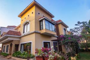 uma casa com flores em frente em Della Resorts em Lonavala