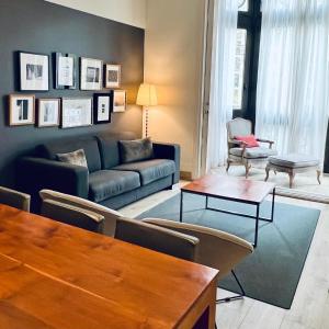 uma sala de estar com um sofá e uma mesa em Apartments Sixtyfour em Barcelona