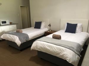 馬里蘭的住宿－塞拉提103客棧，两张睡床彼此相邻,位于一个房间里