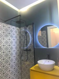 ein Bad mit einem Waschbecken, einer Dusche und einem Spiegel in der Unterkunft Lola Loft in Florenz