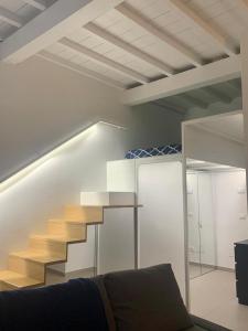 ein Wohnzimmer mit einer Treppe in einem Haus in der Unterkunft Lola Loft in Florenz