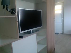 Televízia a/alebo spoločenská miestnosť v ubytovaní Vinný sklep Kovárna