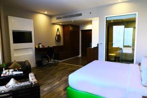 TV a/nebo společenská místnost v ubytování Country Inn & Suites By Radisson Jammu
