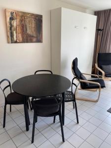 a black table and chairs in a room at Cape Cod 402 in Nieuwpoort