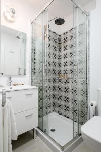 ein Bad mit einer Dusche, einem WC und einem Waschbecken in der Unterkunft Apartamentos Los Venerables in Sevilla