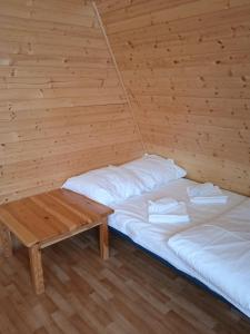 Postel nebo postele na pokoji v ubytování Chatky Sázava