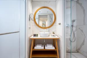 a bathroom with a sink and a mirror at Vert Lagoon Netanya in Netanya