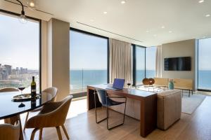 A television and/or entertainment centre at Vert Lagoon Netanya By AFI Hotels