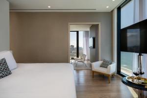 A television and/or entertainment centre at Vert Lagoon Netanya By AFI Hotels