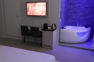 TV a/nebo společenská místnost v ubytování Cadorna Luxury Hotel