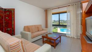 Bazén v ubytování Parque Atlântico Apartment T1 nebo v jeho okolí
