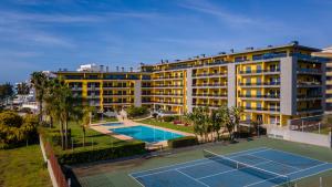 Bazén v ubytování Parque Atlântico Apartment T1 nebo v jeho okolí