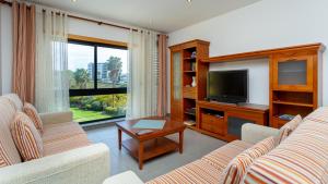 TV a/nebo společenská místnost v ubytování Parque Atlântico Apartment T1