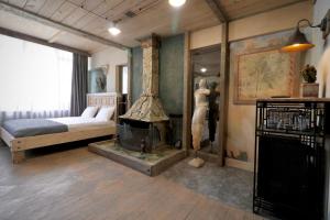 Postel nebo postele na pokoji v ubytování Artists Residence in Tbilisi