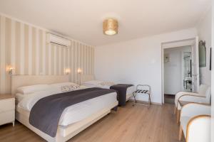 Postel nebo postele na pokoji v ubytování Apartment Banje Beach 2