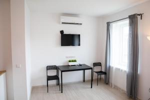 En TV eller et underholdningssystem på Old Town apartments/Senamiesčio apartamentai
