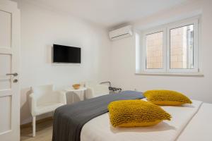 Postel nebo postele na pokoji v ubytování Apartment Banje Beach 2