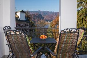 Ein Tisch und Stühle auf einem Balkon mit Aussicht in der Unterkunft DREAM BLED Balcony Apartment in Bled