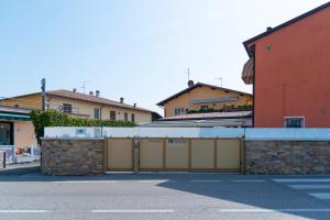 een parkeerplaats met een hek en enkele gebouwen bij Affittacamere Bardolino in Calmasino