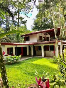 a house in the middle of a green yard at Villas la Foresta in Manuel Antonio