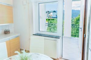 O bucătărie sau chicinetă la DREAM BLED Balcony Apartment