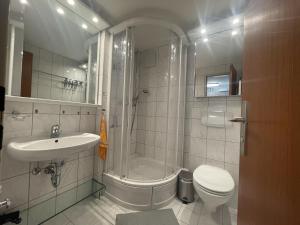 Ένα μπάνιο στο Ferienwohnung Berganemone +47 φωτογραφίες
